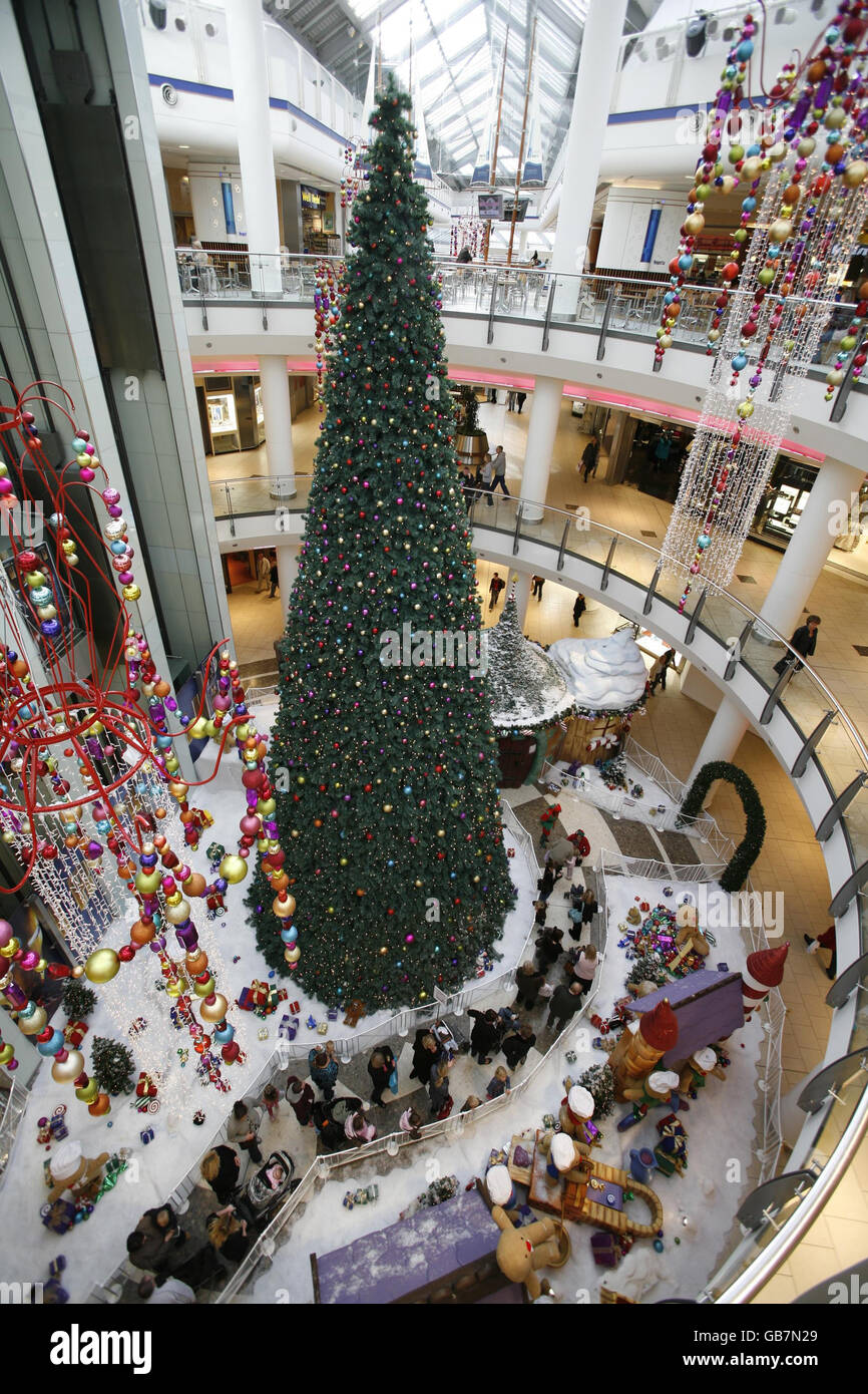 I clienti del primo Natale si accinganno a metà novembre per vedere Babbo Natale alla sua grotta presso il Lakeside Shopping Centre di Thurrock, Essex. Foto Stock