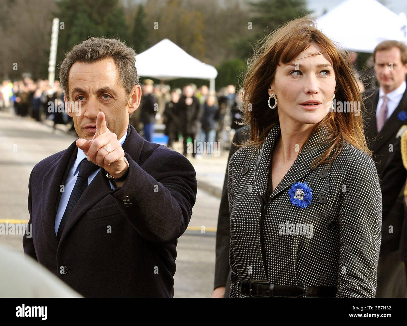 Il presidente francese Nicolas Sarkozy e sua moglie Carla Bruni attraversano il cimitero militare di Verdun, nella Francia orientale. Foto Stock