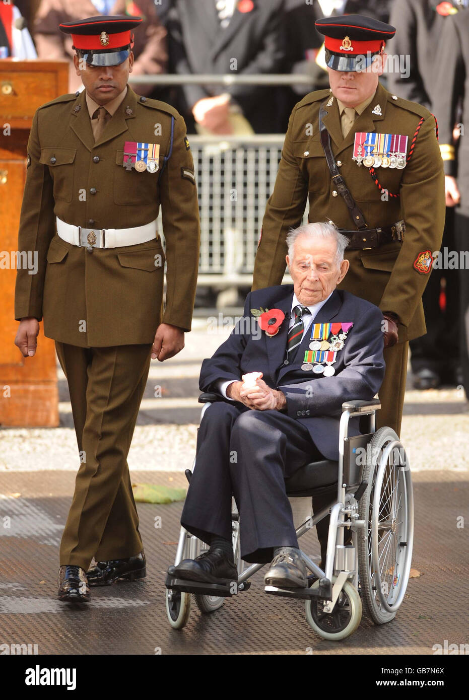 Uno dei tre ultimi veterani sopravvissuti della prima guerra mondiale, Harry Patch, 110, con Johnson Beharry alla cerimonia di commemorazione del giorno dell'armistizio al Centotaph di Whitehall, Londra. Foto Stock