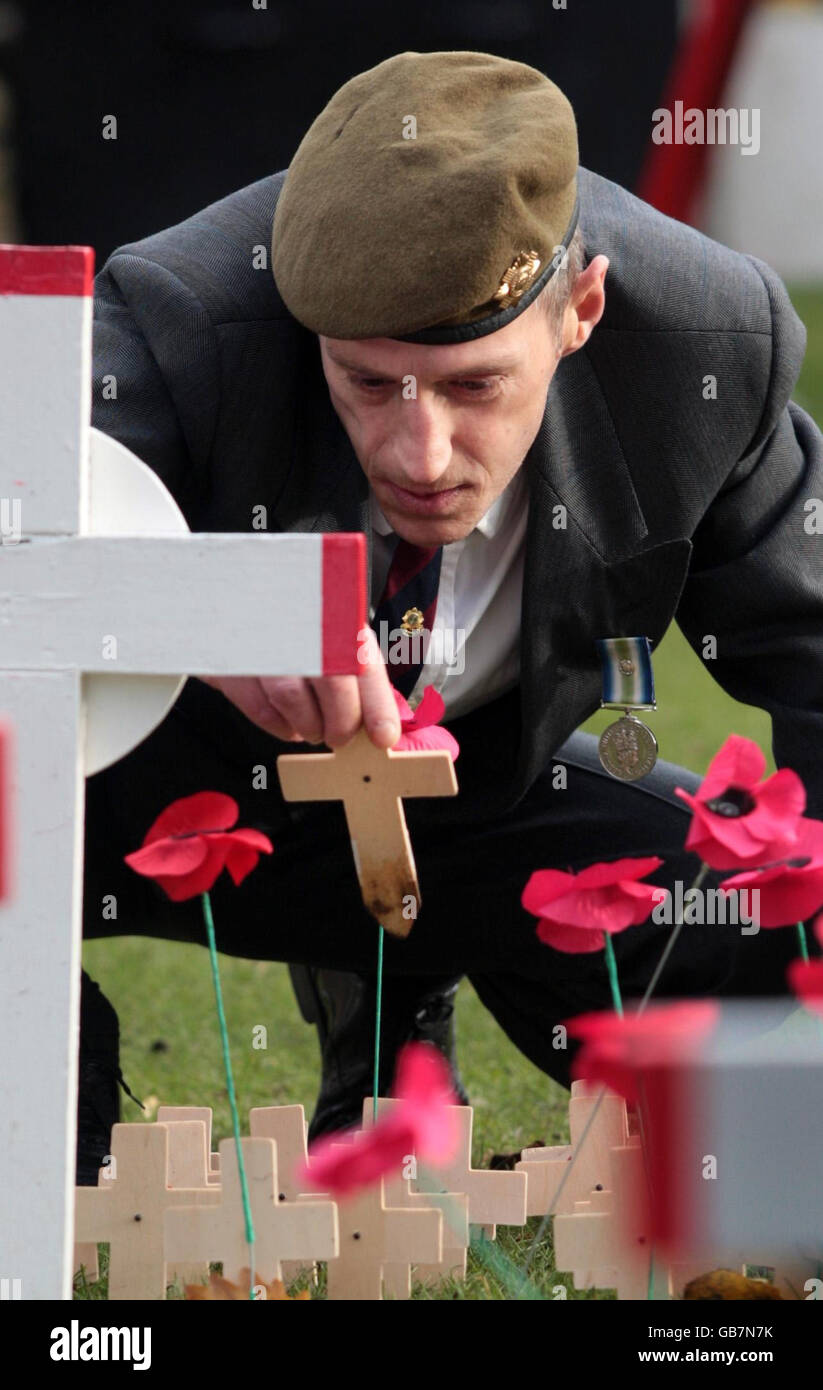 Gli ex soldati si riuniscono per ricordare coloro che hanno dato la vita in conflitti nella guerra del 1939-45 nel Giardino della memoria di Edimburgo. Foto Stock
