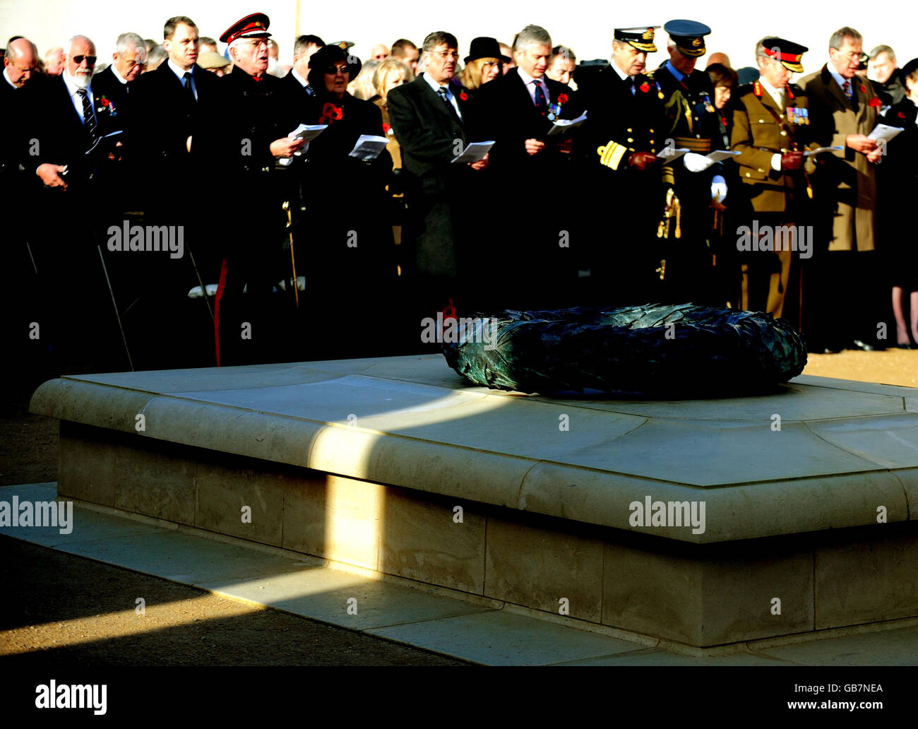 Un raggio di luce cade sul monumento durante un servizio al Memoriale delle forze armate per celebrare il 90° anniversario del giorno dell'armistizio cui hanno partecipato il principe e la principessa Michael di Kent al National Memorial Arboretum, Alrewas, Staffordshire. Foto Stock