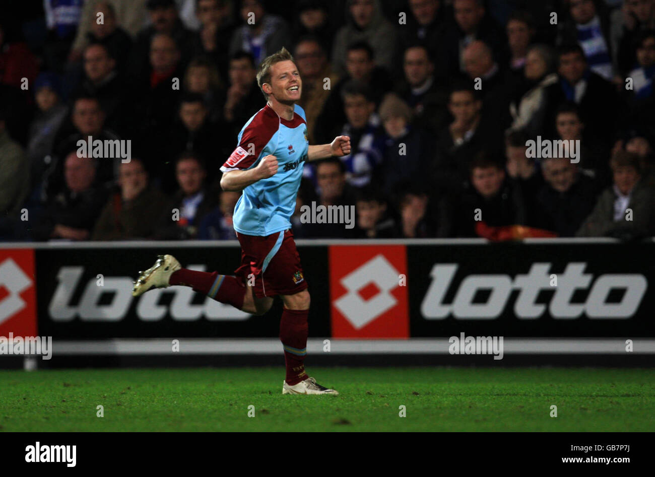 L'Alan Mahon di Burnley celebra il raggiungimento del gol vincente durante la partita del campionato di calcio Coca-Cola a Loftus Road, Londra. Foto Stock