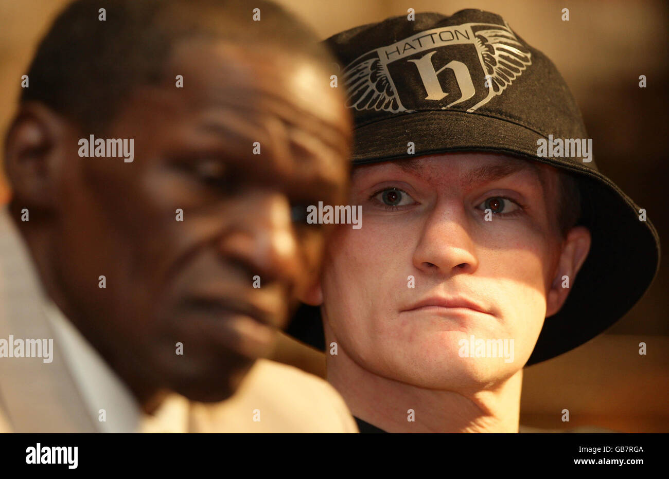 Ricky Hatton siede accanto all'allenatore Floyd Mayweather Senior durante una conferenza stampa al MGM Grand Hotel a Las Vegas, USA. Foto Stock