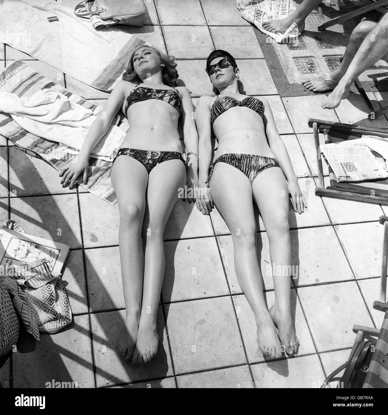 Irene McLinley (l), di Woolwich, e Maureen Rowe, della Oval, Kennington, prendere il sole presso la piscina Oasis di Holborn. Foto Stock