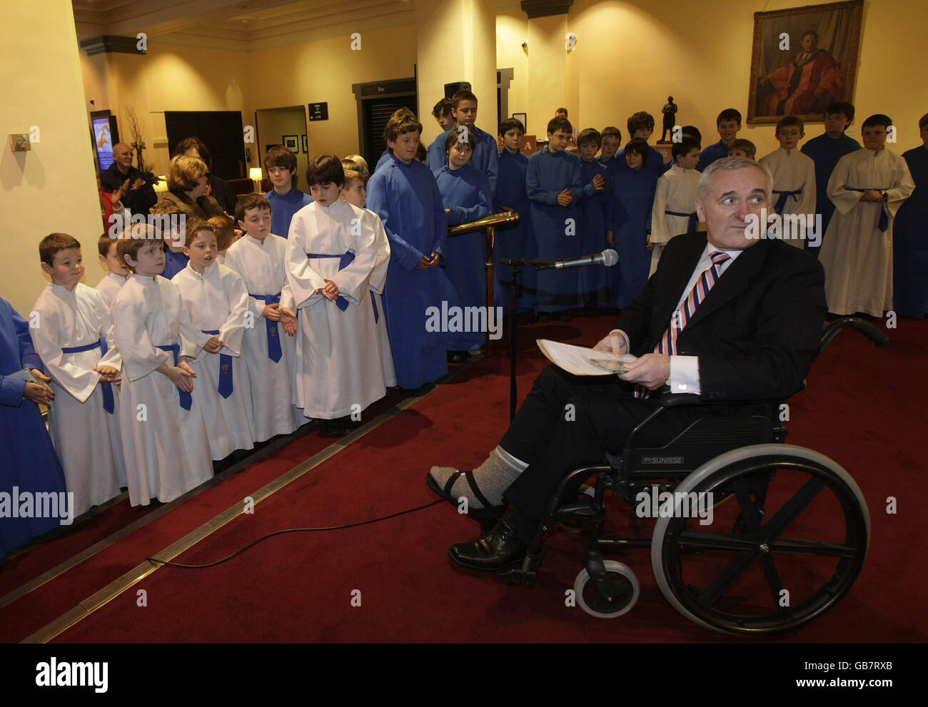 Bertie Ahern incontra il coro in Dublino Foto Stock