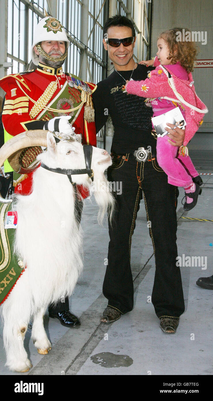 'Chico' con sua figlia Lalla-Khira si erge con Shenkin il capra, la mascotte ufficiale del 3° Battaglione il Royal Welsh, e Goat maggiore Sgt. David Joseph BEM. Sono a Heathrow come un jet Jumbo della British Airways si prepara a prendere quasi 200 bambini gravemente malati e disabili su un Dreamflight in Florida. Foto Stock