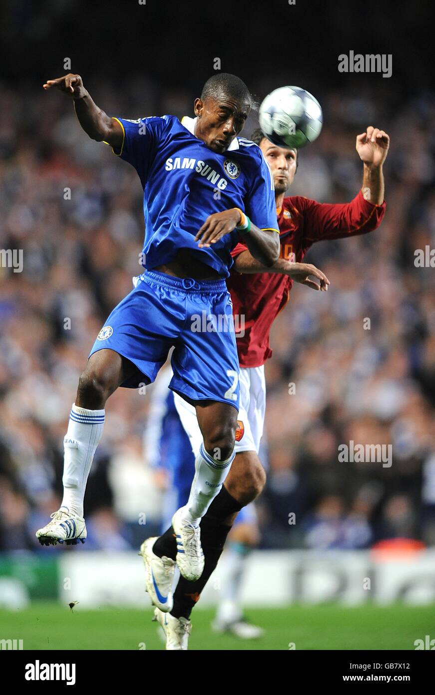 Calcio - UEFA Champions League - Gruppo A - Chelsea v A.S. Roma - Stamford Bridge. Salomon Kalou di Chelsea vince una testata Foto Stock