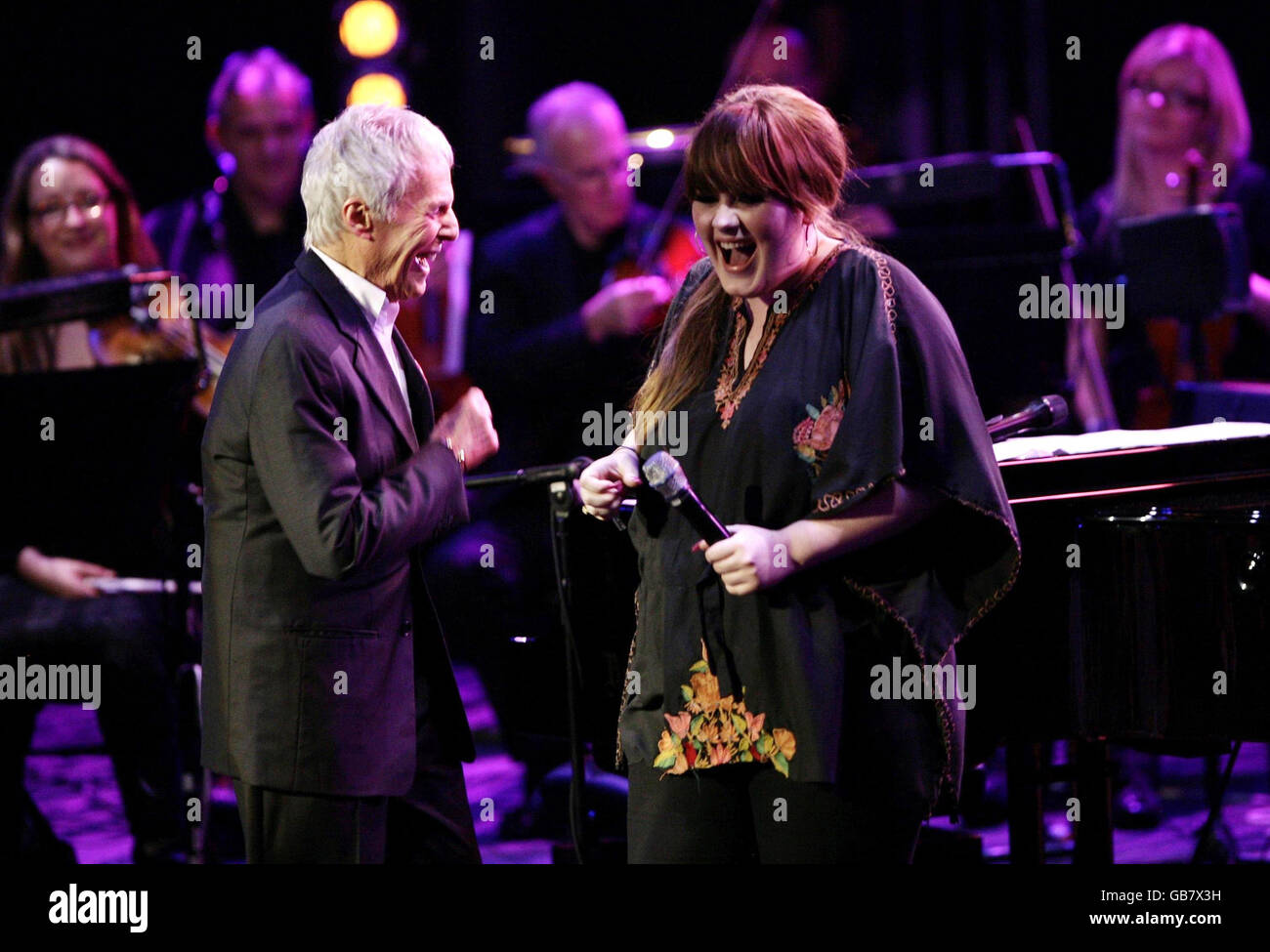 Adele sul palco si esibisce con Burt Bacharach e la BBC Concert Orchestra, per lanciare la serie BBC Electric Proms, presso la Roundhouse, Chalk Farm Road, a nord di Londra. Foto Stock