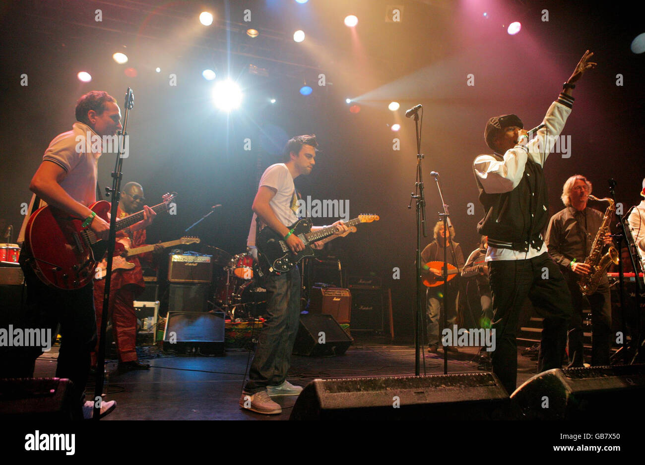 Gli hard-Fi si esibiscono sul palco con musicisti occidentali e africani all'Africa Express durante la BBC Electric Proms 2008, a Koko, Camden High Street, a nord di Londra. Foto Stock