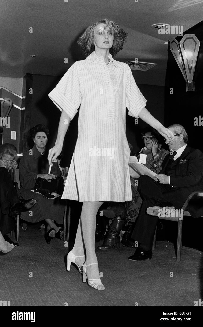La principessa Margaret siede accanto al fashion designer scozzese Bill Gibb alla settimana della moda britannica, dove alcune delle sue creazioni venivano esposte. Foto Stock