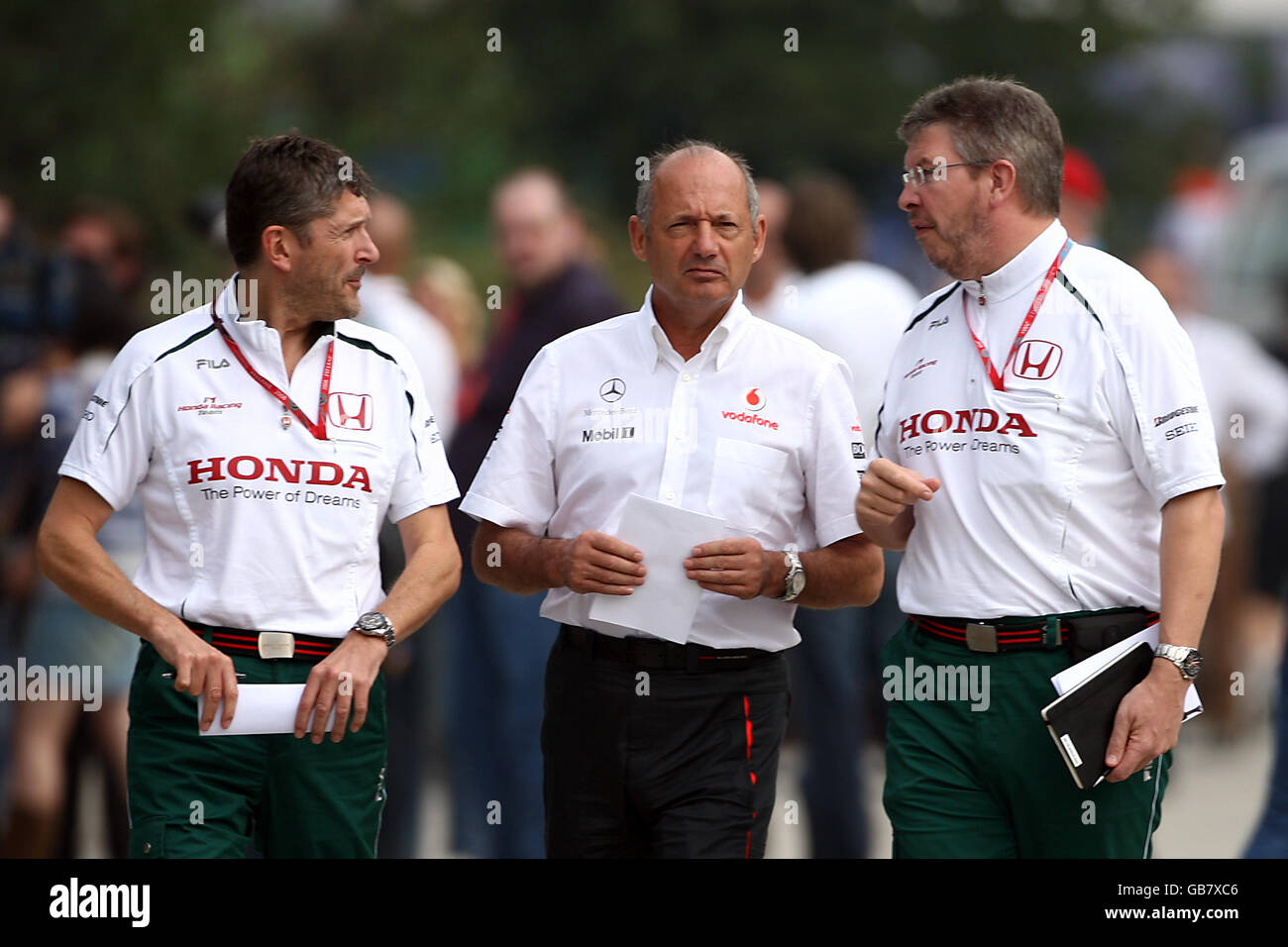 Nick Fry (l) e il direttore del team di F1 Ross Brawn (r) hanno chiacchierato con il direttore del team di Vodafone McLaren Mercedes Ron Dennis durante il Gran Premio cinese di Formula uno Sinopec al circuito internazionale di Shanghai, in Cina. Foto Stock