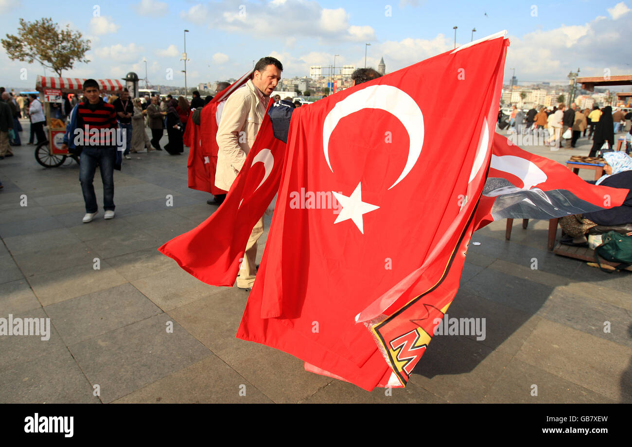 Travel Stock - Istanbul - Turchia. Un uomo vende bandiere turche fuori della Nuova Moschea Foto Stock