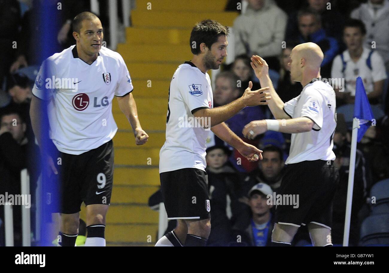 Fulham's Clint Dempsey (al centro) festeggia con il compagno di squadra Andrew Johnson (a destra) dopo aver segnato il secondo obiettivo del gioco. Foto Stock