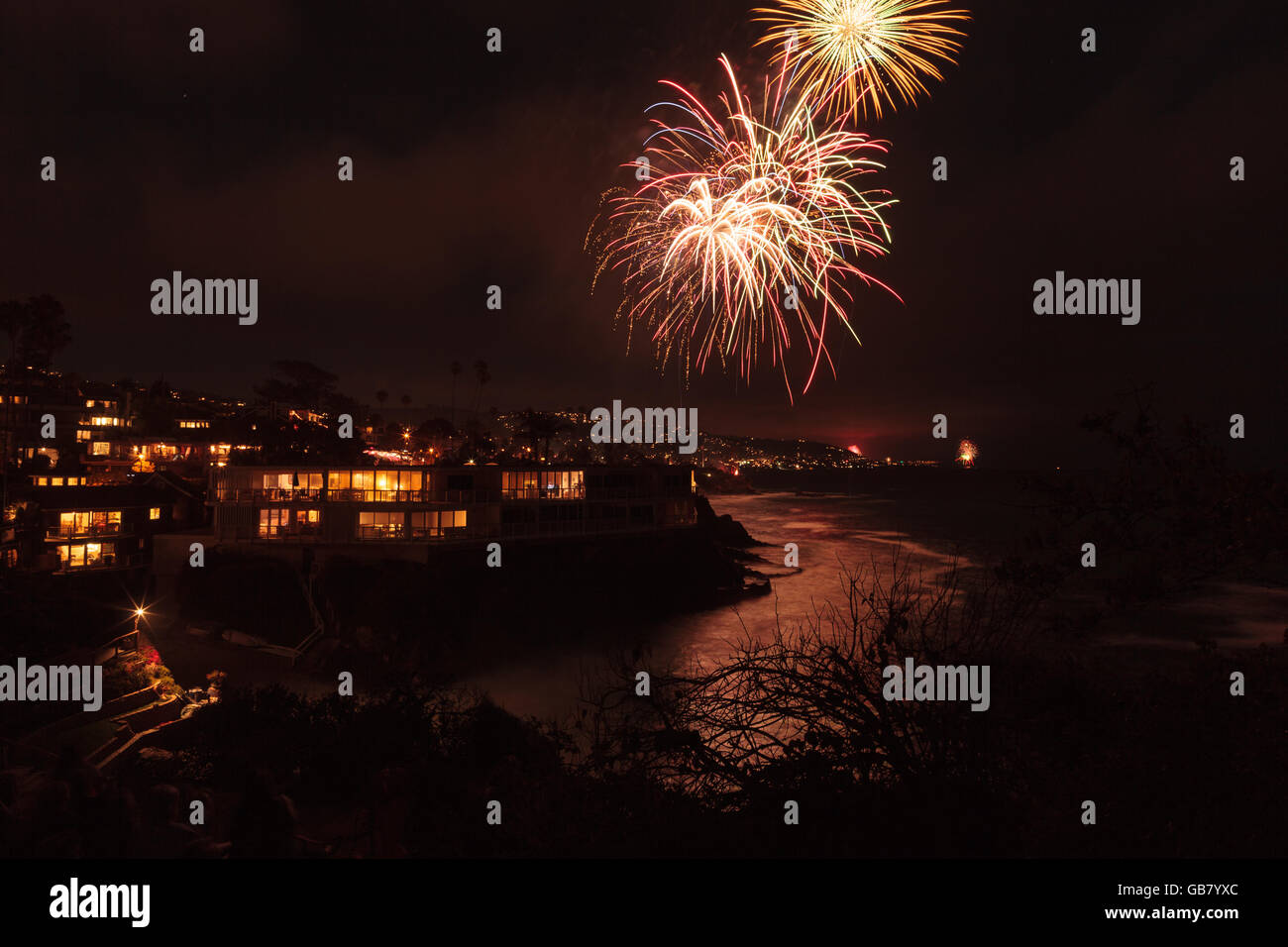 Laguna Beach, California, 4 Luglio 2016: Laguna Beach fuochi d'artificio / luci della città sulla via di luglio festa Foto Stock