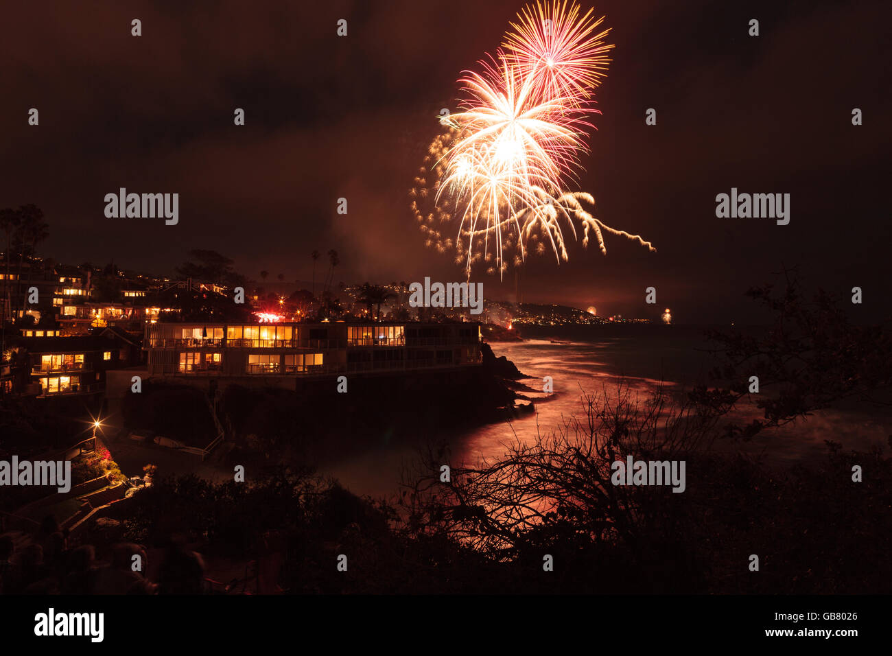 Laguna Beach, California, 4 Luglio 2016: Laguna Beach fuochi d'artificio / luci della città sulla via di luglio festa Foto Stock