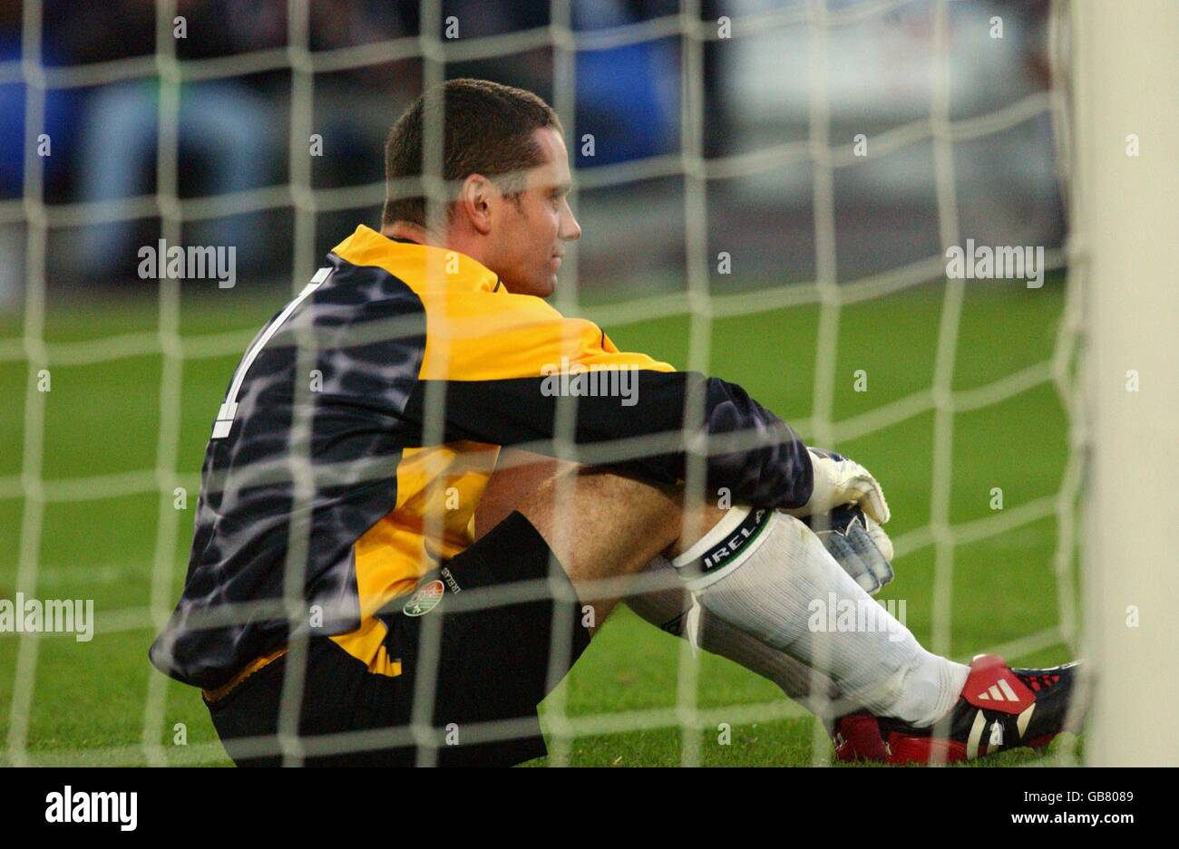 Calcio - Campionati europei 2004 Gruppo di qualificazione Ten - Svizzera / Irlanda. Il portiere irlandese Shay Gaid si siede sconsolato dopo aver concesso il secondo gol segnato da Alexander Frei in Svizzera Foto Stock