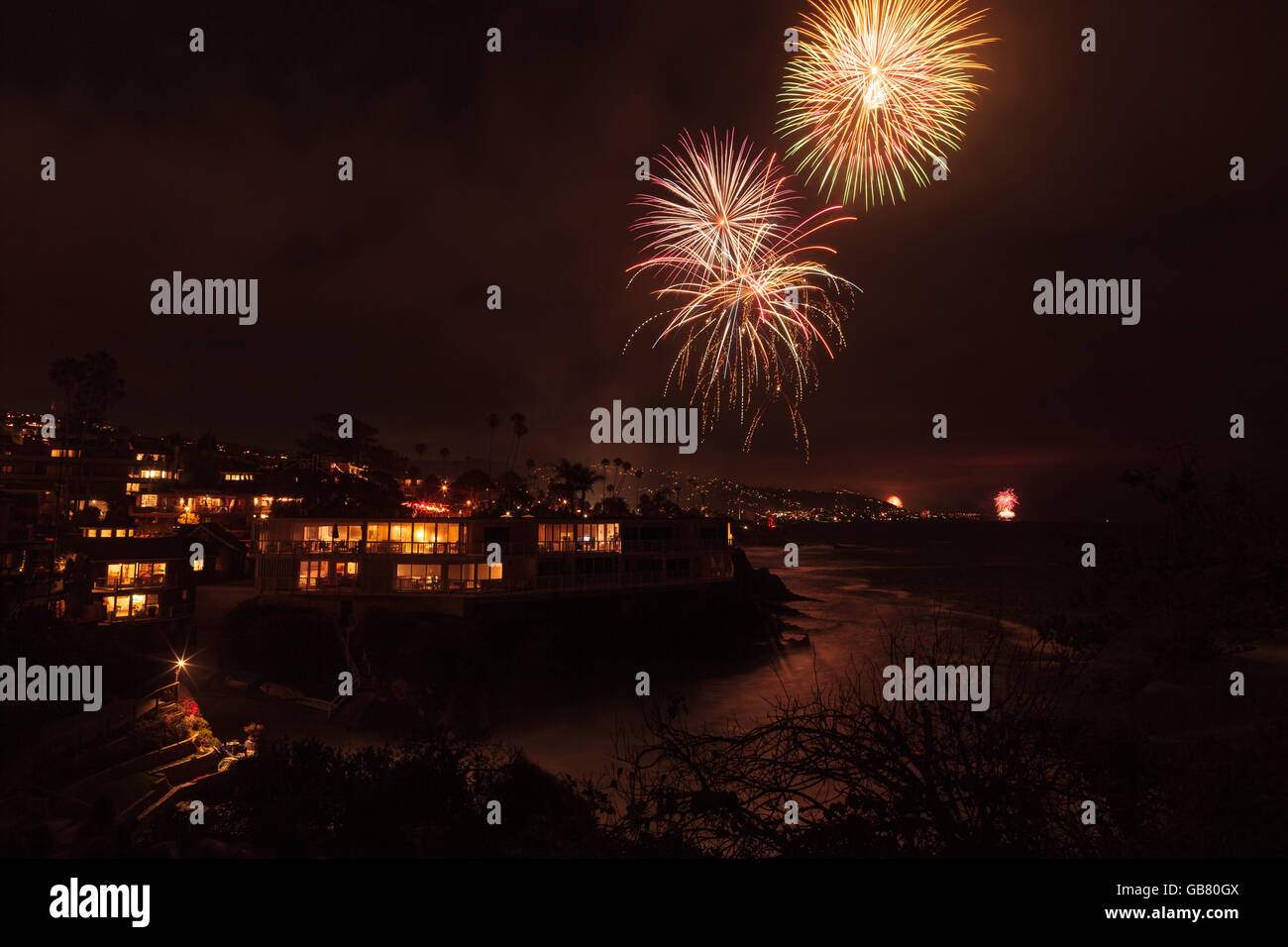 Laguna Beach, California, 4 Luglio 2016: Laguna Beach fuochi d'artificio / luci della città sulla via di luglio festa Foto Stock
