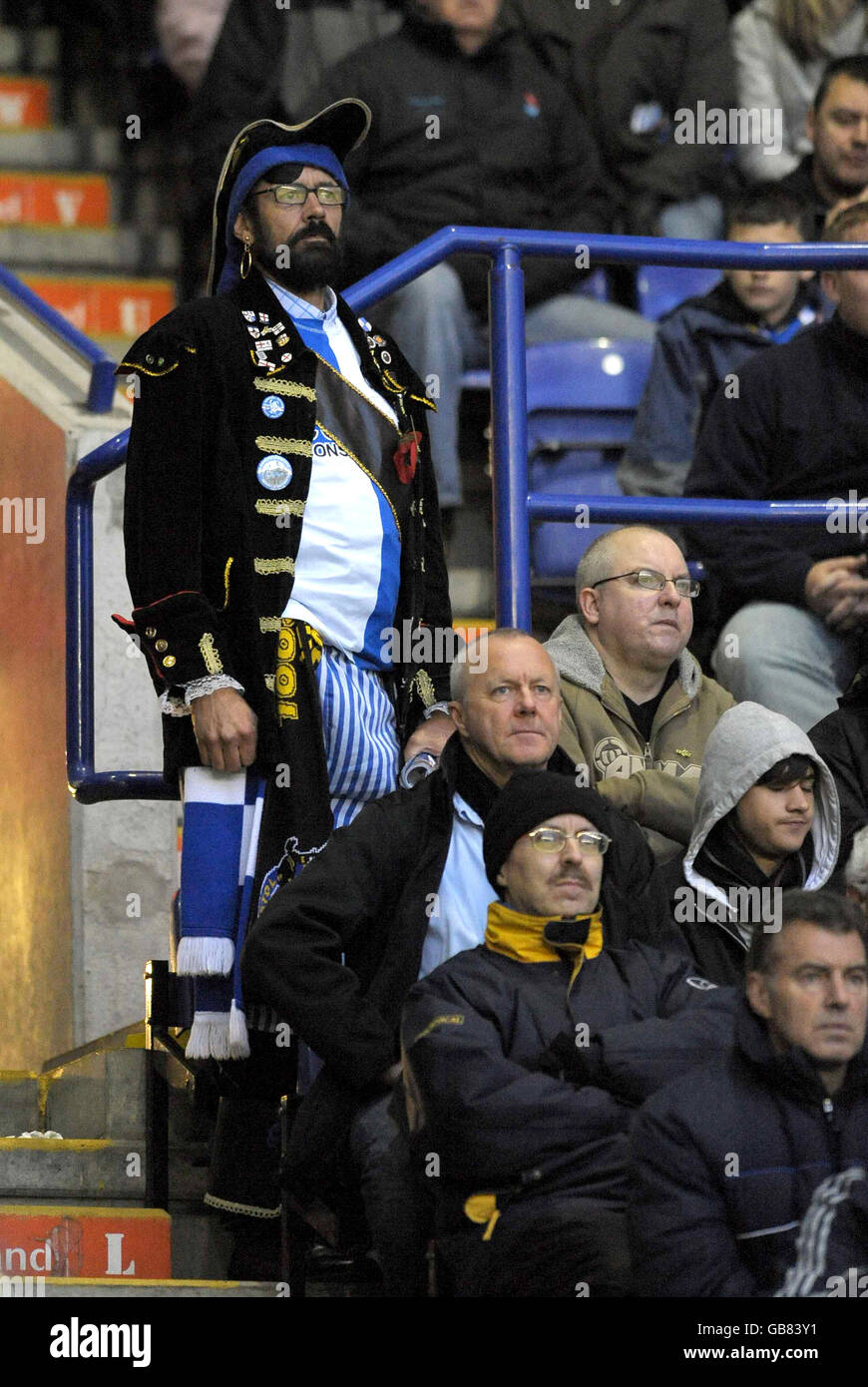 Un sostenitore di Bristol Rovers vestito con equipaggiamento 'Pirate' durante la partita di Coca-Cola League uno al Walkers Stadium di Leicester. Foto Stock