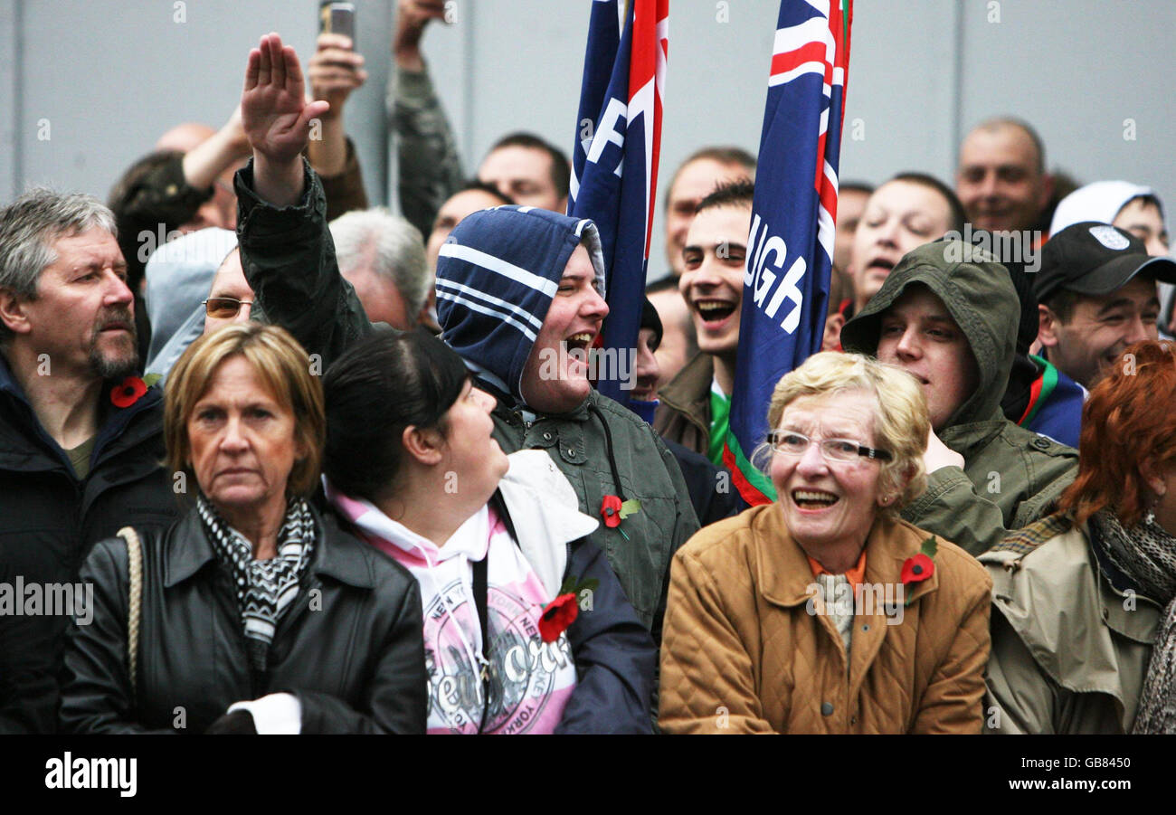 Manifestanti in una parata di accoglienza per Armed Services nel centro di Belfast. Foto Stock