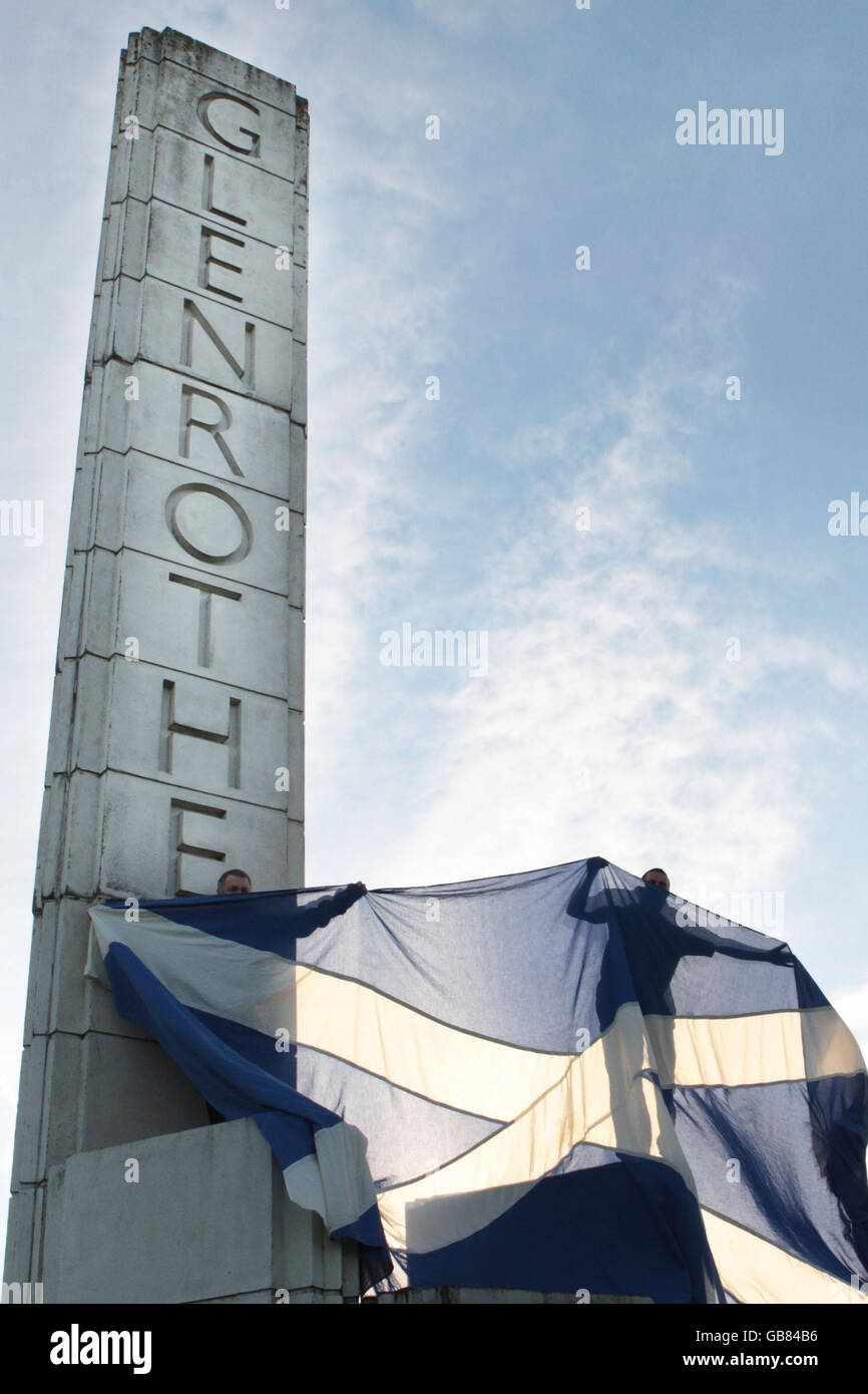 La bandiera della Scozia, il salstyre è tenuto in alto a Glenrothes mentre la campagna di by-elezione continua. Foto Stock