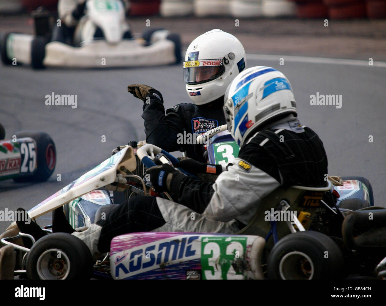 Harvey Nott (a sinistra) gesti come lui e Richard Lambert (a destra) collidano durante il Kart Rotax 177. Foto Stock