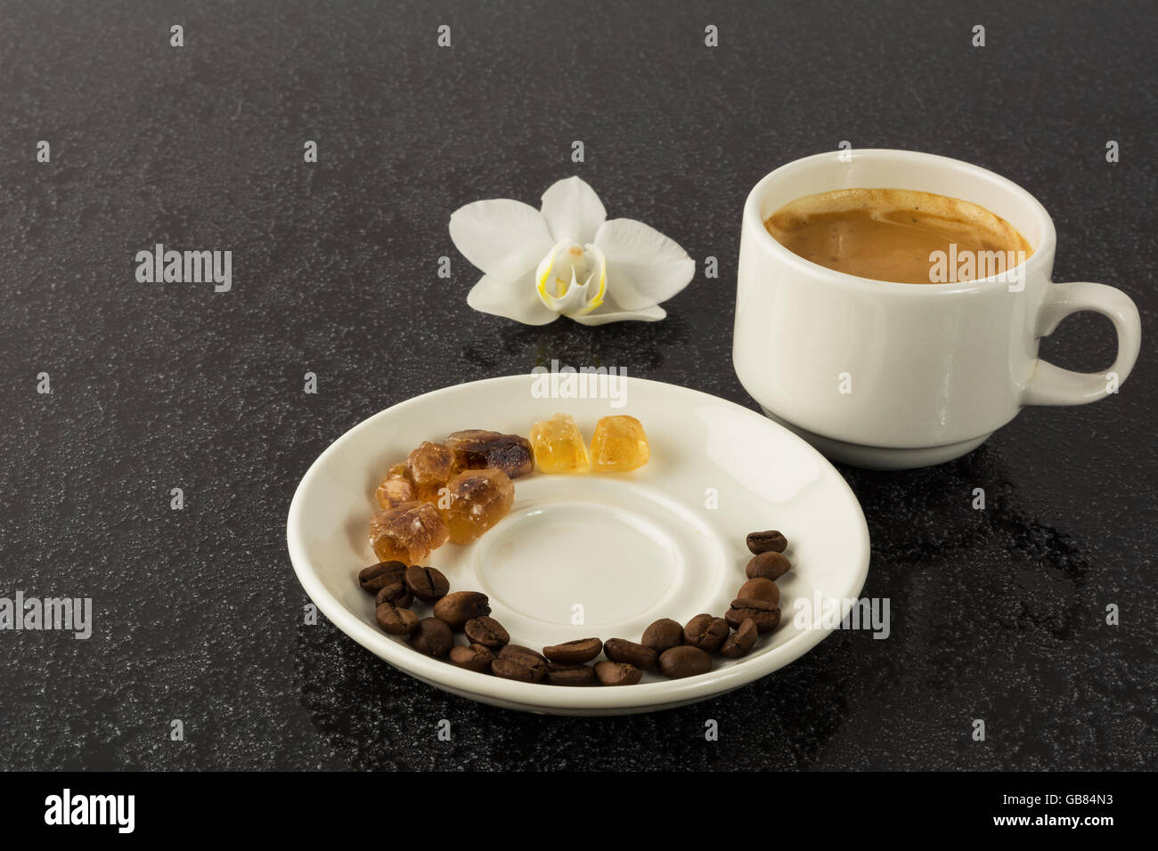 Caffè in chicchi, una tazza di caffè e vaniglia. Tazza di caffè. Il caffè forte. Tazza da caffè. Il caffè del mattino. Tazza di caffè. Pausa caffè. Foto Stock