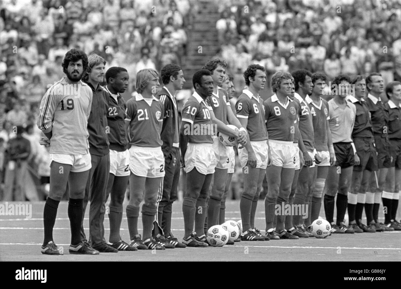 Il team New York Cosmos si allinea prima della partita, con Pele (10), Jomo sono (22), Giorgio Chinaglia (9), Franz Beckenbauer (6) e Carlos Alberto (25) Foto Stock