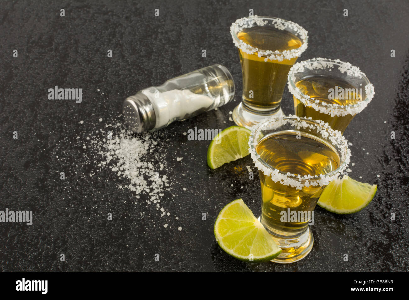 Tequila riprese con calce e sale. Tequila. Tequila shot. Oro tequila messicana Foto Stock