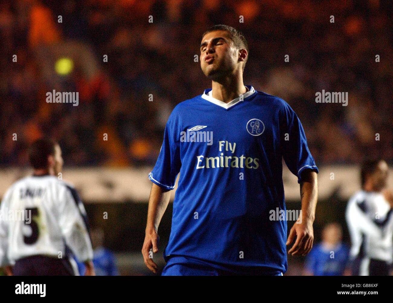 Adrian Mutu di Chelsea si alza in piedi dopo aver perso una chance contro Lazio Foto Stock