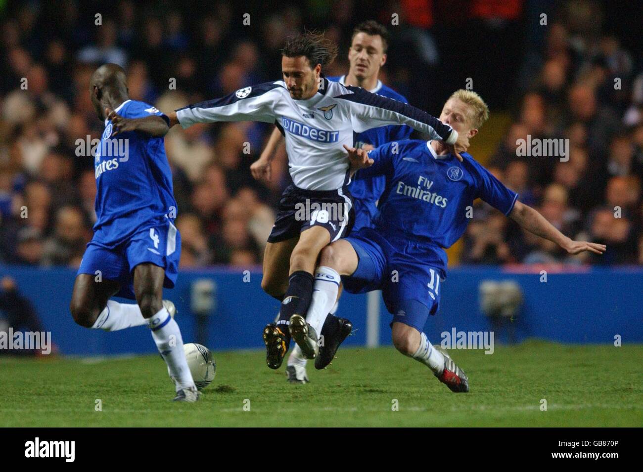 Calcio - UEFA Champions League - Gruppo G - Chelsea / Lazio. Claude Makelele di Chelsea (l) e Damien Duff (r) lottano per la palla con Roberto Muzzi del Lazio Foto Stock