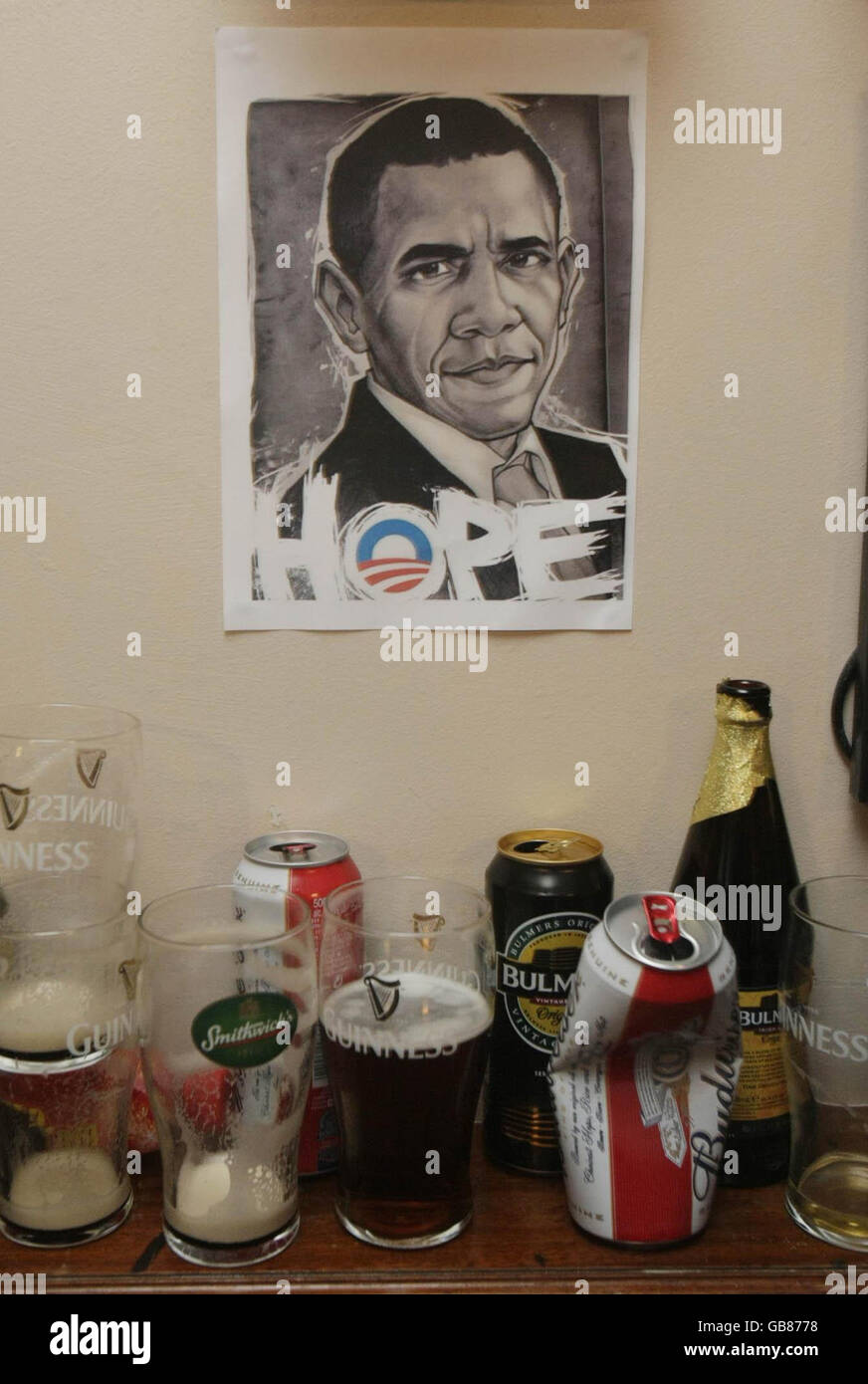 Un poster di Barack Obama, sul muro di un partito di notte elettorale in onore del candidato democratico americano alla presidenza nel pub di Ollie Hayes nel villaggio di Moneygall in Co Offaly. Foto Stock