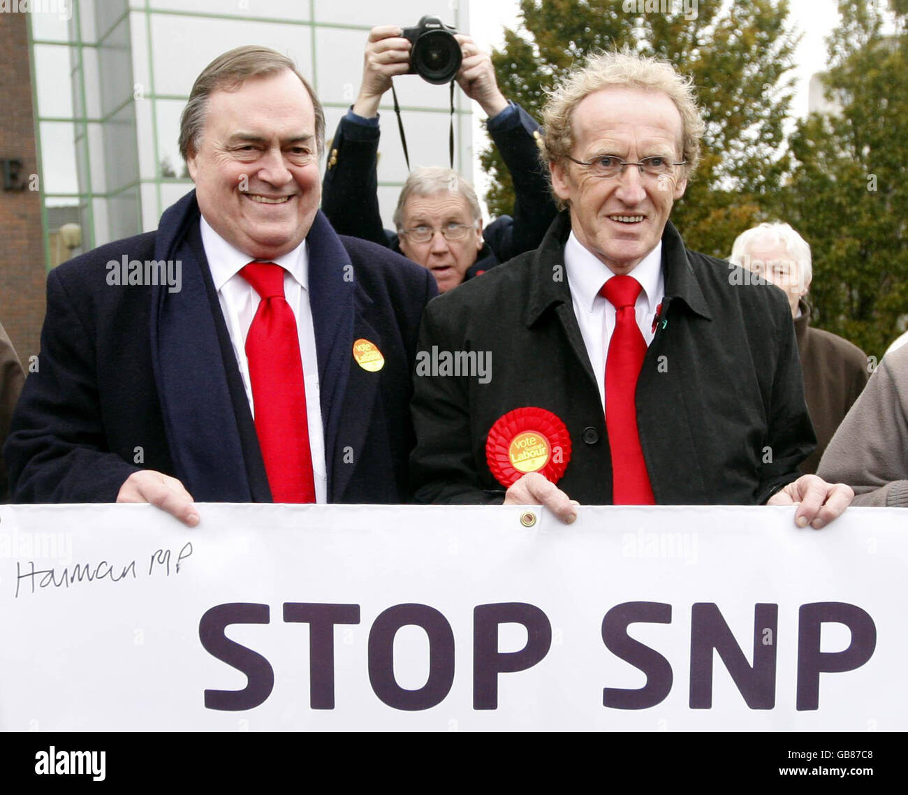 Il candidato alle elezioni by-eleggibile di Labor's Glenrothes Lindsay Roy (a destra) e la campagna John Prescott al di fuori della Fife House, sede centrale del Fife Council. Foto Stock