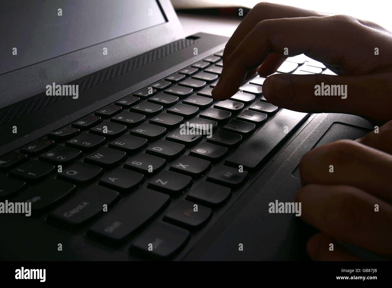 Mano la digitazione sulla tastiera di un computer Foto Stock