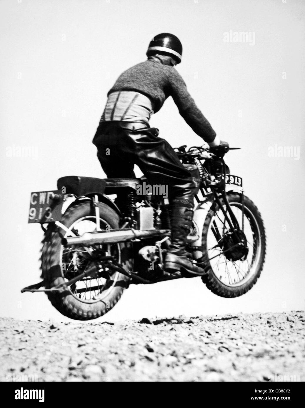 Motociclismo - prova Internazionale sei giorni - Prove preliminari - Camberley Heath. C Rogers si decolse mentre creste Red Road Hill sul suo Royal Enfield. Foto Stock