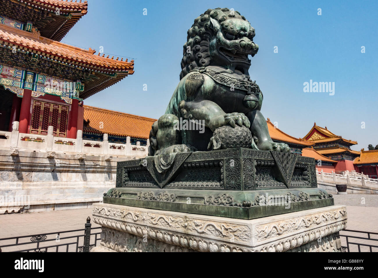 Statue protegge l'ingresso alla Sala Qianqing nella Città Proibita di Pechino CINA Foto Stock