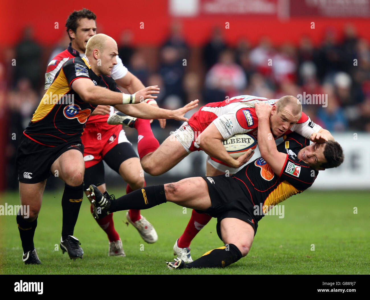 Mike Tindall di Gloucester viene affrontato a terra da Rhodri Gomer Davies di Newport Gwent Dragons durante la partita della EDF Energy Cup al Kingsholm Stadium di Gloucester. Foto Stock