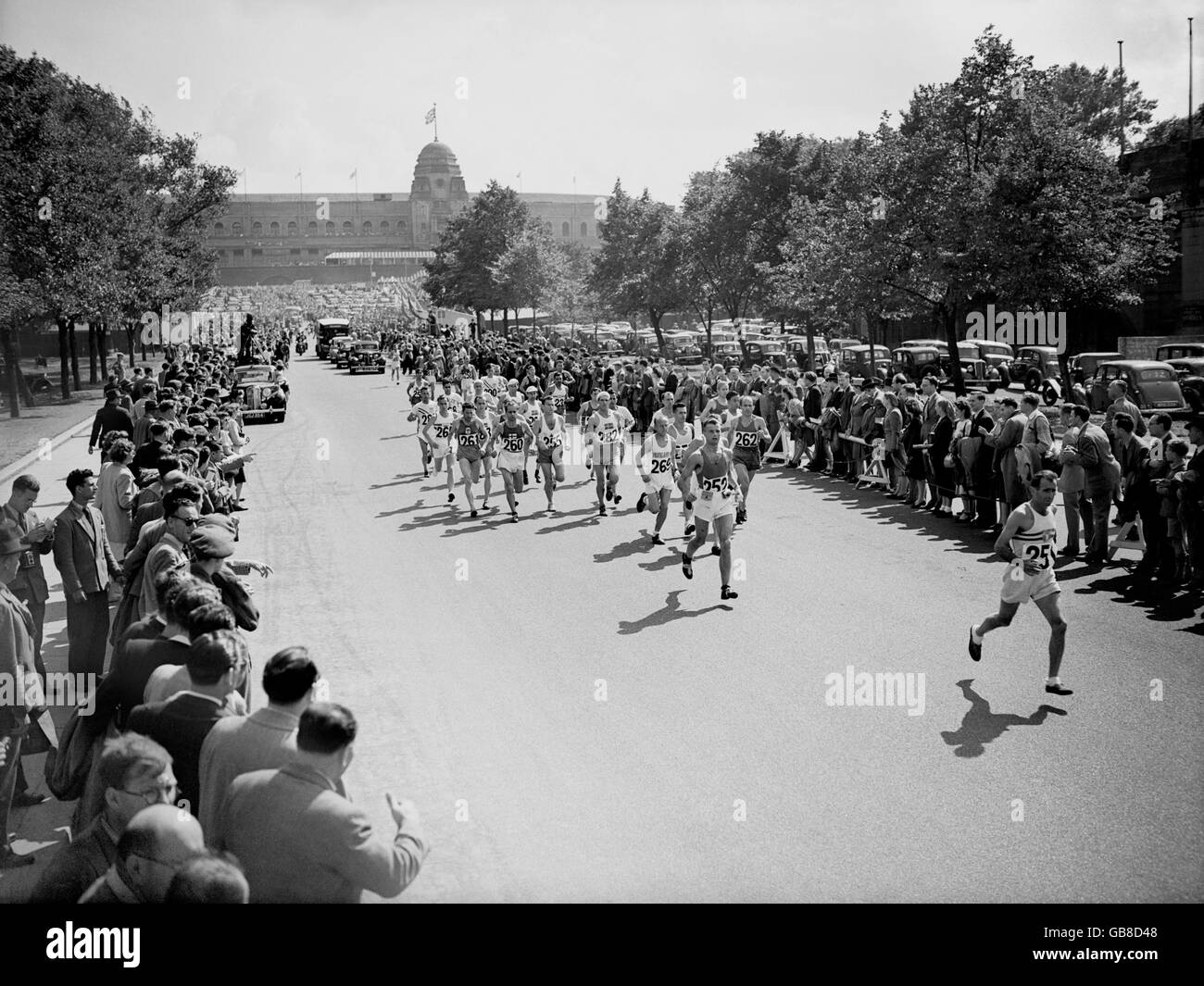 I corridori della maratona si fanno strada verso Wembley lontano dallo stadio. Foto Stock
