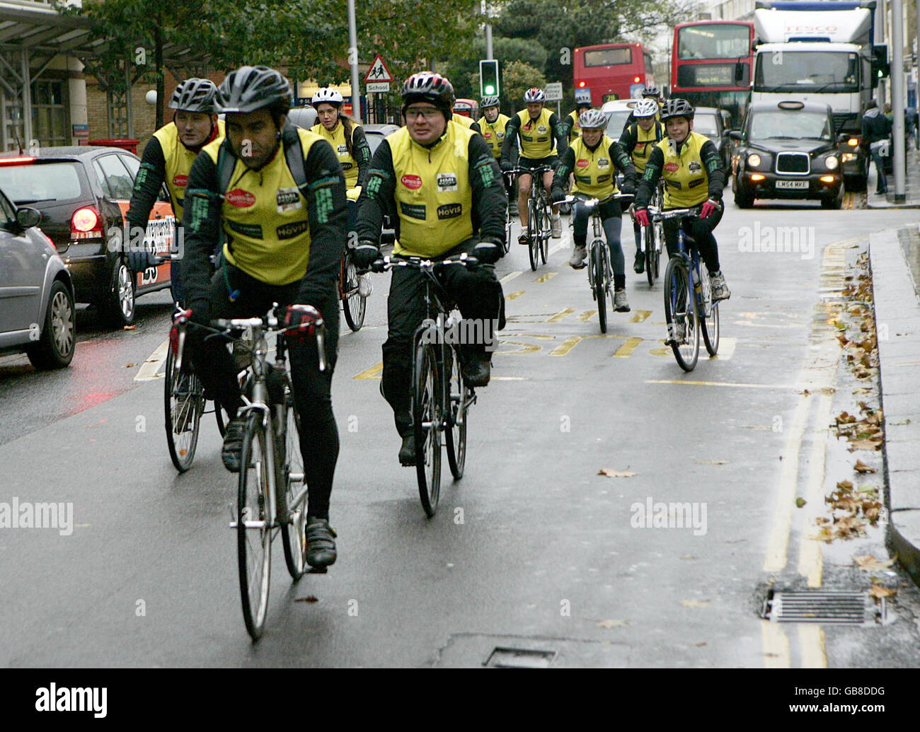 I boss di Somersfield arrivano al Chelsea e al Westminister Hospital dopo un giro in bicicletta di due giorni, aumentando 100.000 persone per il Macmillan Cancer Support. Foto Stock