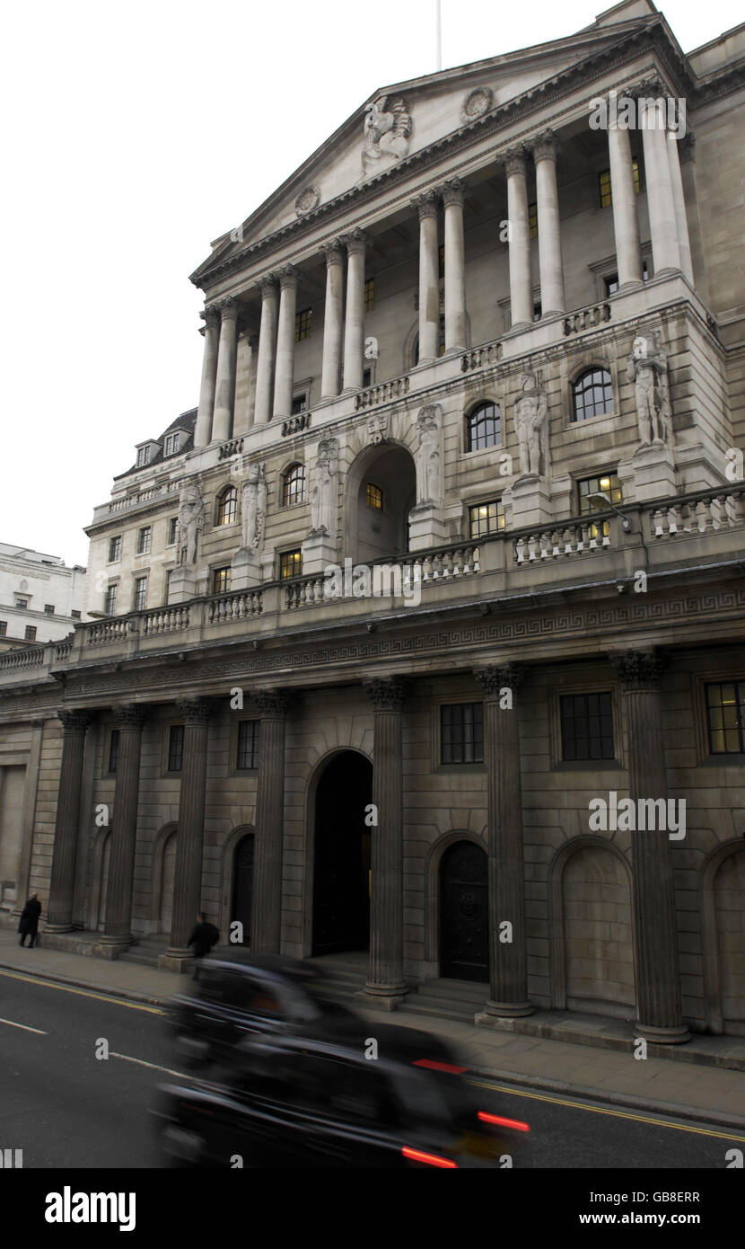 La Banca d'Inghilterra di Londra che oggi ha tagliato i tassi di interesse del 1.5% nel suo tentativo più drammatico di salvare un'economia sull'orlo della recessione. Foto Stock