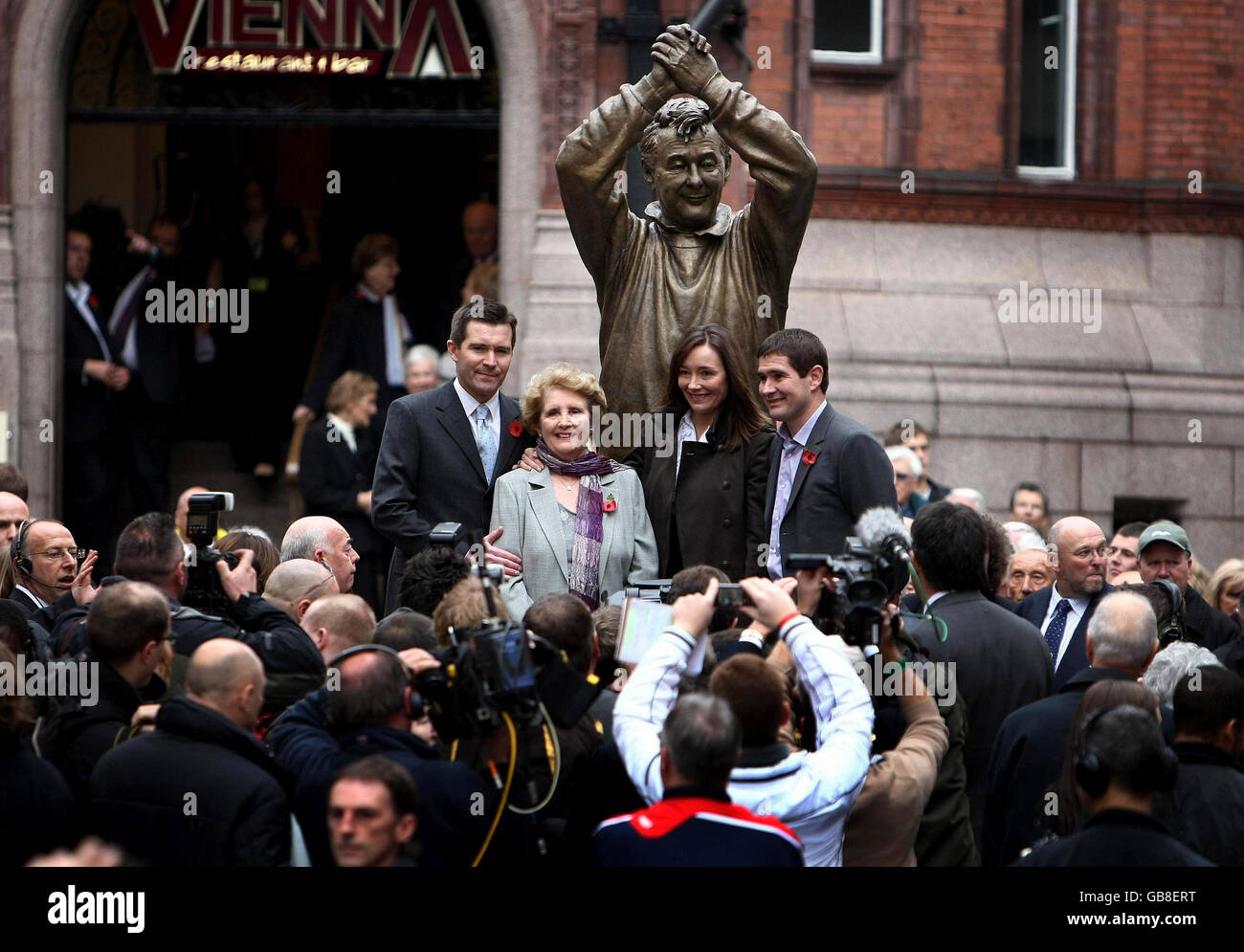 Barbara Clough e i suoi figli (da sinistra a destra) Simon, Elizabeth e Nigel si ergono accanto a una statua del leggendario direttore della foresta di Nottingham, Brian Clough, viene svelata dalla sua vedova Barbara nella zona di Old Market Square. Foto Stock