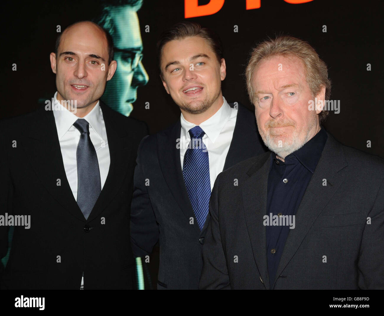 Leonardo DiCaprio, (centro), con il regista Ridley Scott, (destra), e  l'attore britannico Mark strong, (sinistra), alla prima cinematografica  britannica di 'Body of Lies' al Vue West End, nel centro di Londra Foto