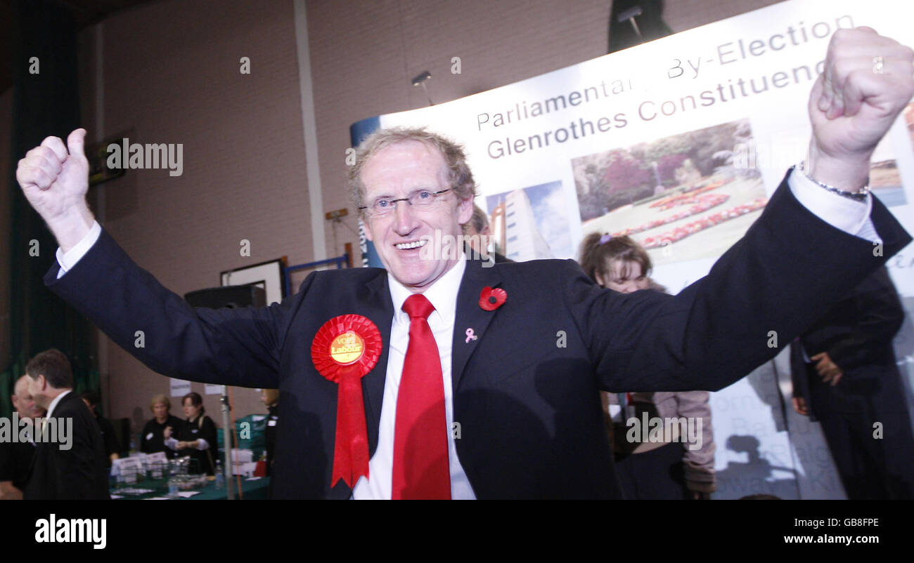 Il candidato del lavoro Lindsay Roy celebra la vittoria della by-elezione di Glenrothes al Fife Institute di Glenrothes. Foto Stock