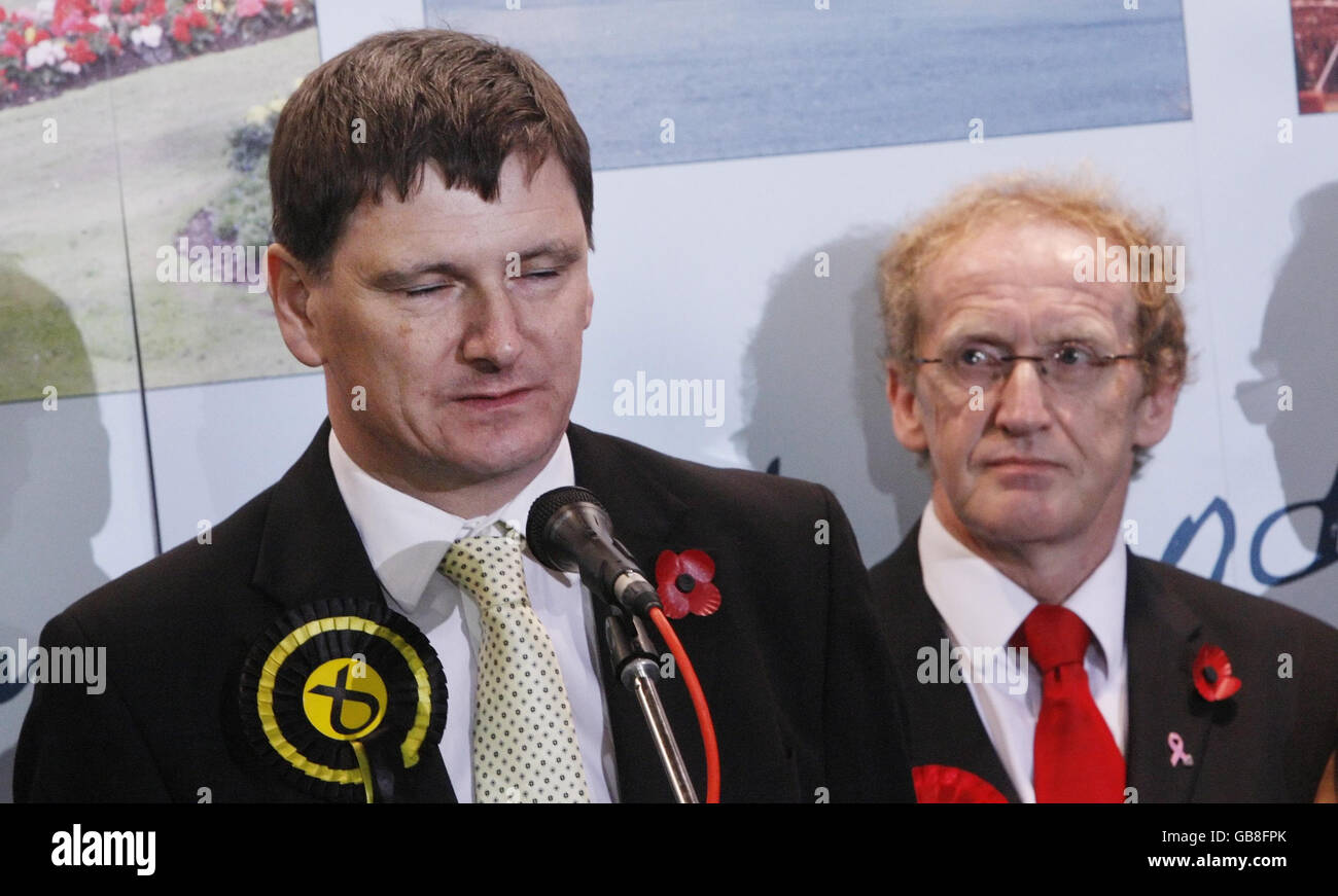 Il candidato dell'SNP Peter Grant (sinistra) e il candidato laburista Lindsay Roy (destra) durante il conteggio dei voti per la sottoelezione di Glenrothes al Fife Institute di Glenrothes. Foto Stock