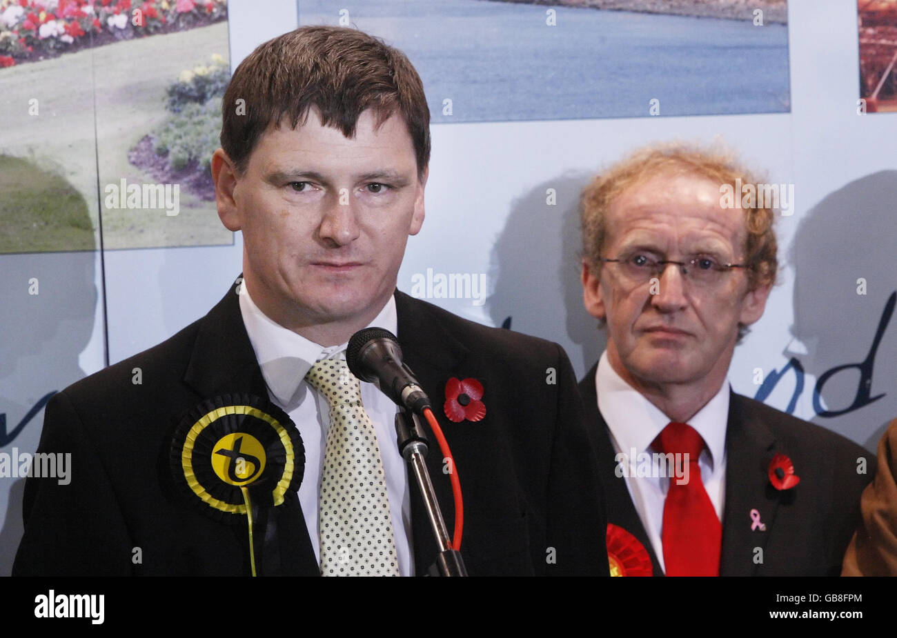 Il candidato dell'SNP Peter Grant (sinistra) e il candidato laburista Lindsay Roy (destra) durante il conteggio dei voti per la sottoelezione di Glenrothes al Fife Institute di Glenrothes. Foto Stock