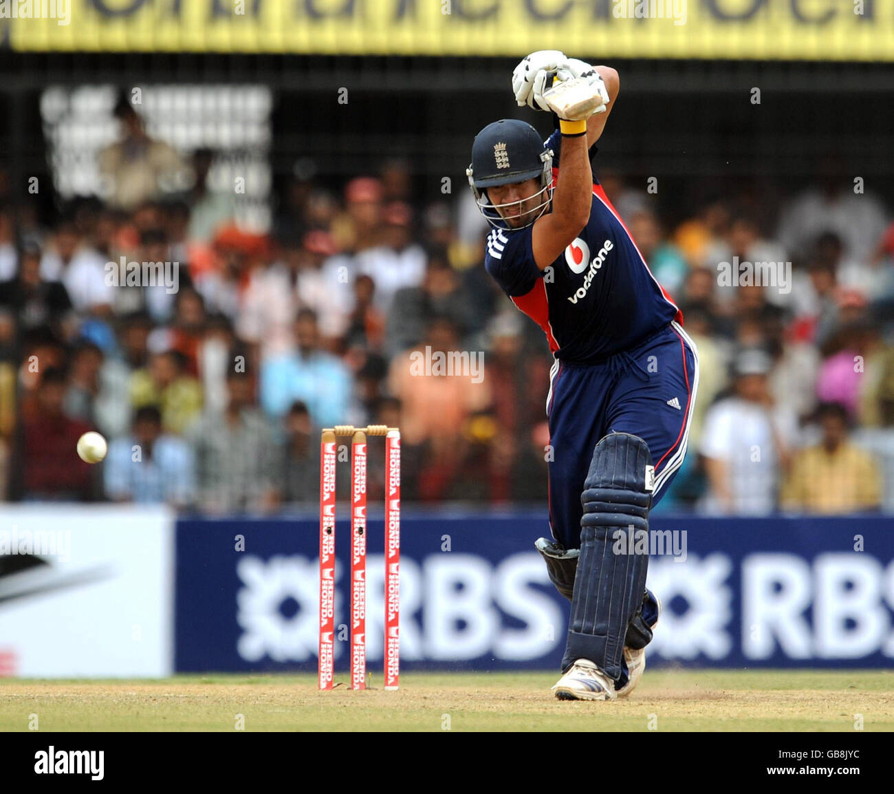 L'inglese Owais Shah in azione durante la seconda Giornata Internazionale al Nehru Stadium di Indore, India. Foto Stock