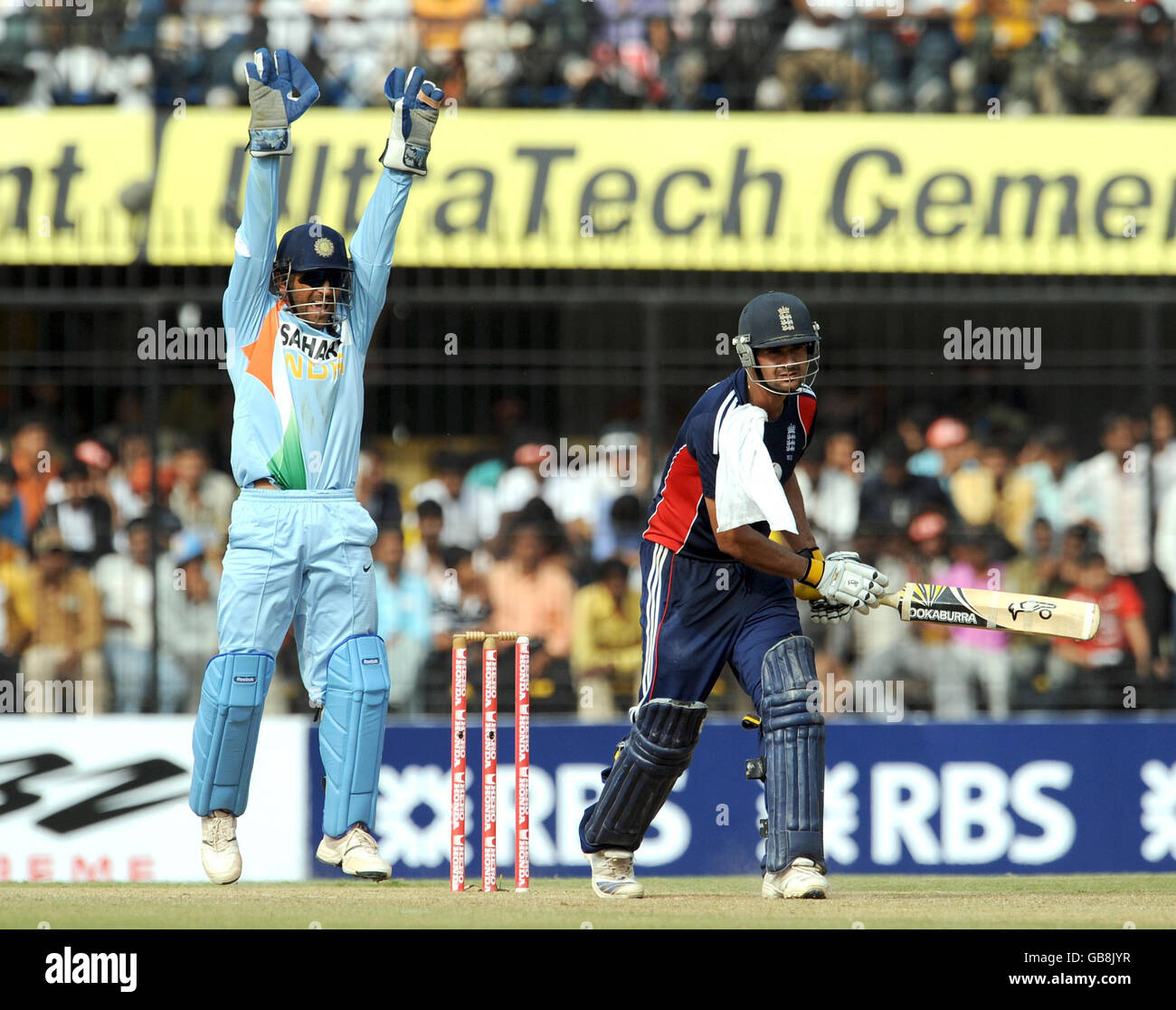 L'inglese Owais Shah è fuori LBW durante il secondo un giorno internazionale al Nehru Stadium di Indore, India. Foto Stock