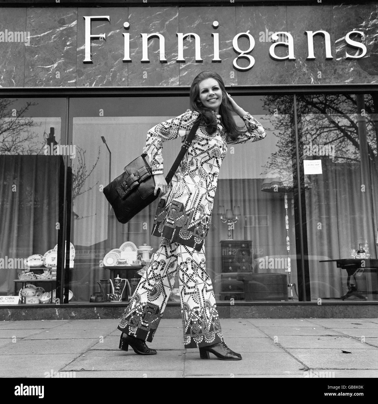 Diane Moxon mostra come entrare in estate con questo abito in cotone gatto bianco, blu marino, rosso e marrone chiaro. È progettato da Elgor. Foto Stock