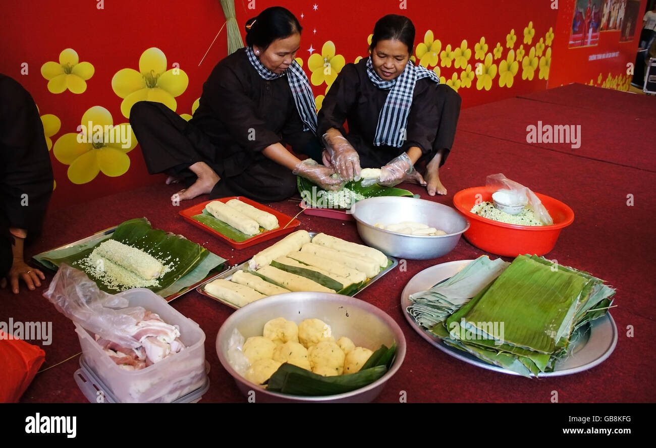 Persone con tradizionale vietnamita di sartoria cibo tradizionale- cilindrico la torta di riso ( banh Tet) per Tet Foto Stock