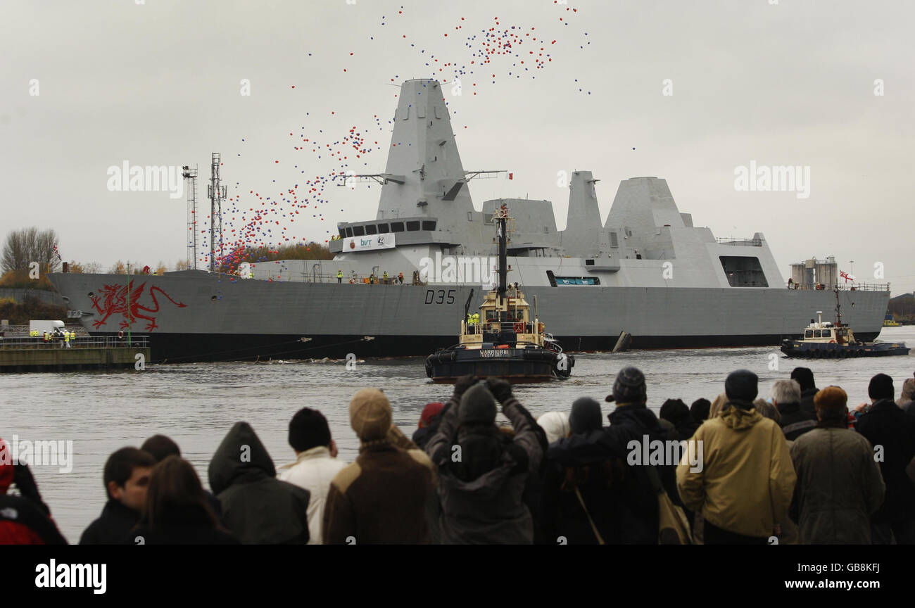 Dragon, il quarto dei cacciatorpediniere anti-guerra della Royal Navy della nuova classe Type 45, viene lanciato dal cantiere navale BVT Surface Fleet di Govan, Glasgow. Foto Stock