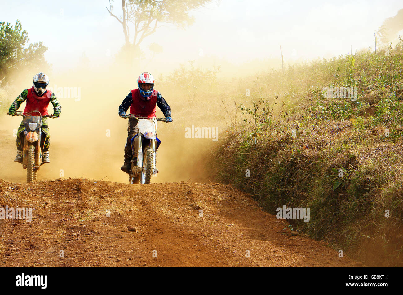 La gara motociclistica sul foro di dicembre a cascata Dambri, motociclista tentare di accelerare l obiettivo, terra rossa modo indistinto polvere Foto Stock